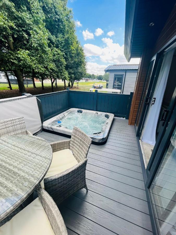 Fir Tree Lodge With Hot Tub York Eksteriør bilde